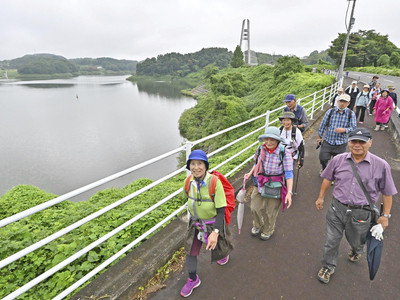 三春滝桜や三春ダム堤体を巡る「うつくしま・みずウオーク２０２５　三春大会」。湖畔の風を受けながら三春路の散策を楽しんだ＝三春町・春田大橋周辺