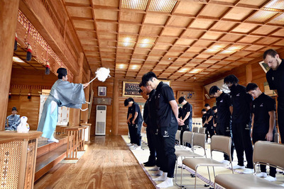 祈とうを受ける選手
