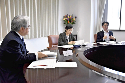 審査する（左から）野崎理事長、中村理事、村島評議員