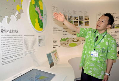 東日本大震災・原子力災害伝承館の展示物について語る清水一郎副館長