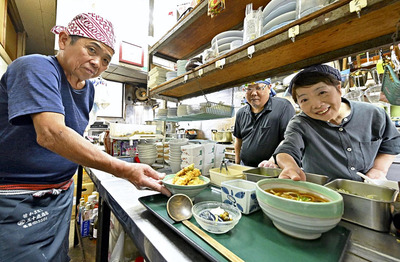 「一日でも店を長く続けていきたい」と声を合わせる後藤さん一家。（左から）春夫さん、明彦さん、弘子さんらがボリューム満点の食事を提供している