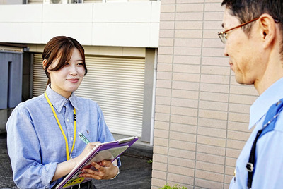 福島署で副署長に事件や事故の発生を確認する河村記者（左）＝福島市