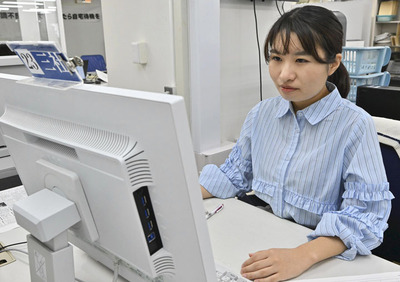 「ニュースを分かりやすく読者に届けたい」と話す軽部記者＝福島民友新聞社