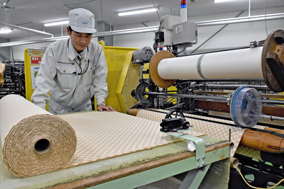 和紙を原料とした畳表が作られる製造現場。色柄の多さも強みだ