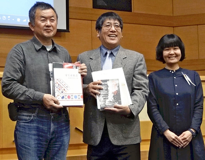 ２０１８年に台湾を訪ね、講演した私（左）と妻洋子（右）。日本のカラムシ生産について伝えるなどして現地の人々と交流した