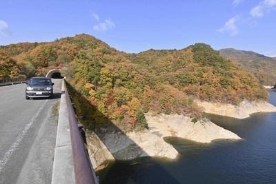 美しい紅葉に包まれる雄大なダム湖＝福島市