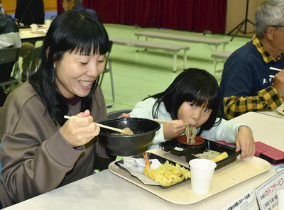 新そばを味わう来場者