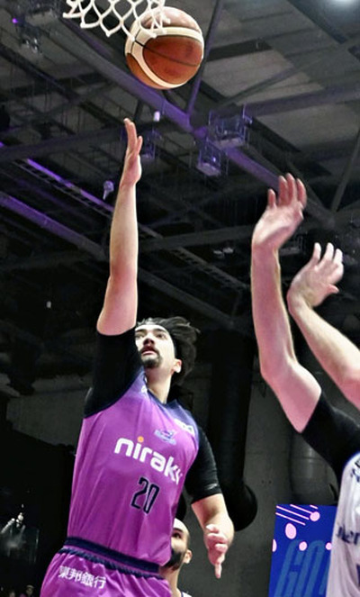 【福島―福井】第４Ｑ、３点シュートを放つ福島のワイリー＜２０＞。チーム最多１９得点で勝利に貢献した＝宝来屋ボンズアリーナ