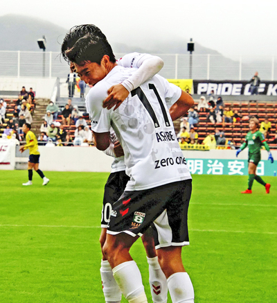 【北九州―福島】敵地で２得点を挙げた福島のＦＷ芦部（手前）＝９日、ミクニワールドスタジアム北九州（福島ユナイテッドＦＣ提供）