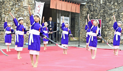 開幕祭に花を添えた若松第三幼稚園の園児
