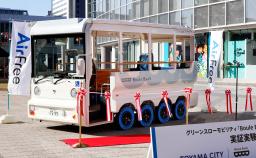 　ブリヂストンが開発した次世代タイヤ「ＡｉｒＦｒｅｅ（エアフリー）」を装着した電気バス＝８日午前、富山市