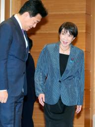 　閣議に臨む高市首相（右）ら＝１１日午前、首相官邸